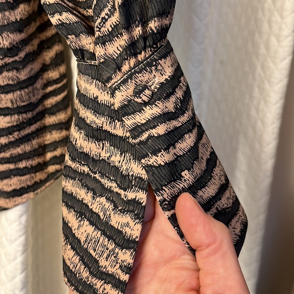 Joie 100% polyester, button front blouse. US size small - Picture 5 of 6